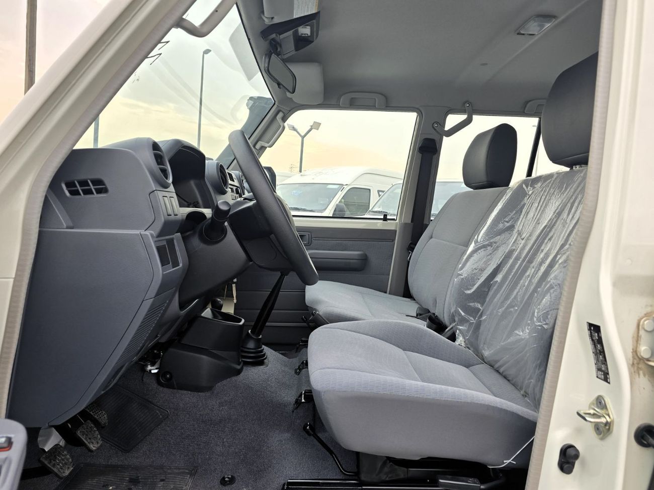 تويوتا لاند كروزر Toyota Land Cruiser 76 4.2l M/T Diesel 4WD Whit Def Lock , Fog light White Color 2025 Model