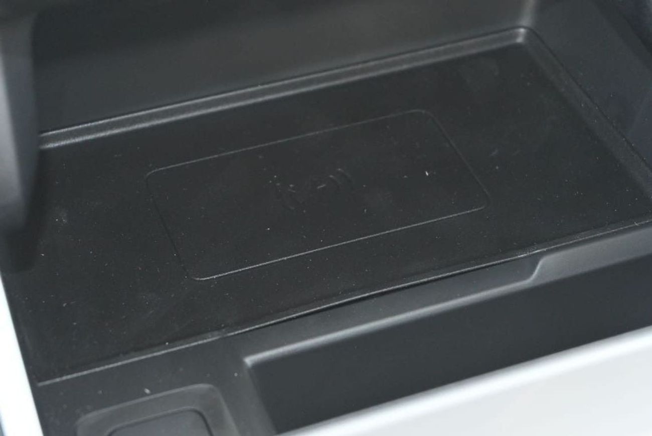 لاند روفر رينج روفر فيلار Land Rover Range Rover Velar, R Dynamic SE 2.0L Turbo AWD, Model 2025, Color Santorini Black