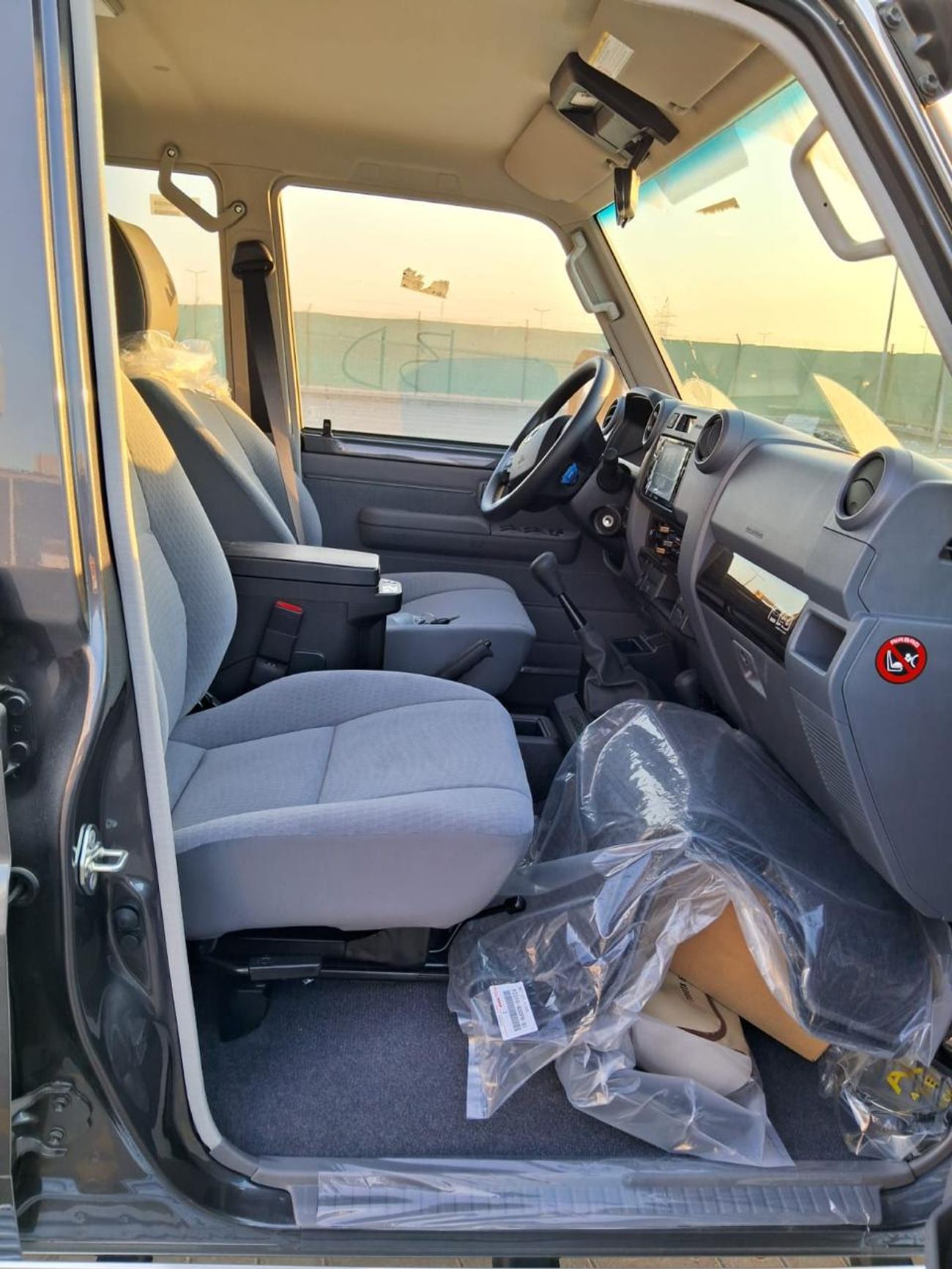 تويوتا لاند كروزر 70 LC76 HARDTOP 4.0L PETROL 5 DOORS M/T FULL OPTION 2025 MODEL