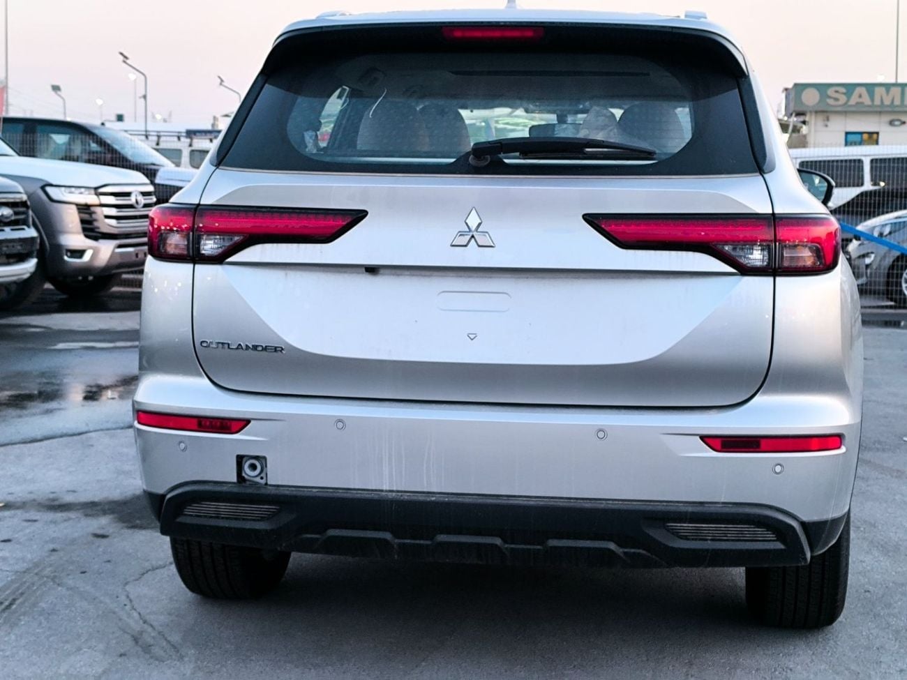 Mitsubishi Outlander GLX MIDLINE OUTLANDER 5P-M-LINE 2.5L SUV FWD 5Doors