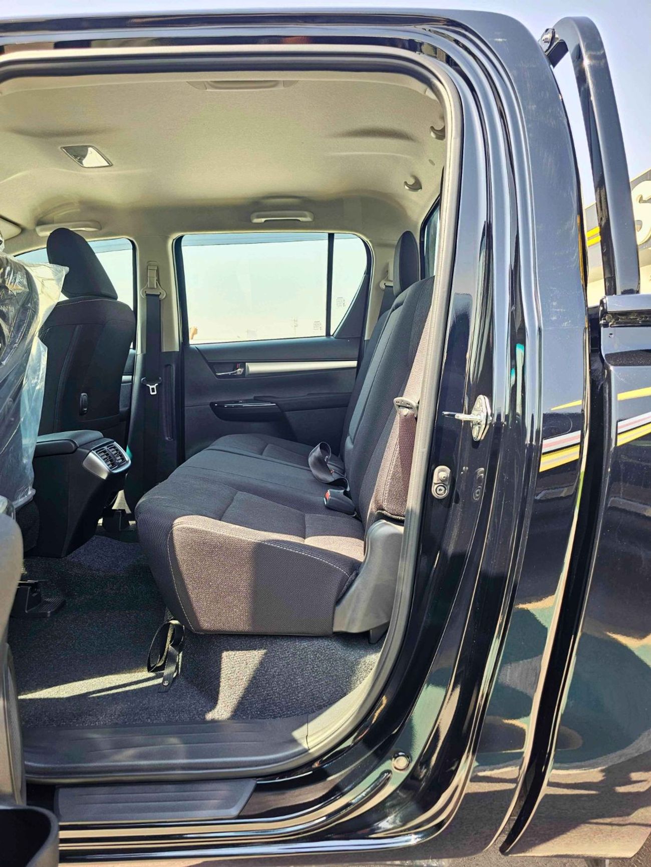 تويوتا هيلوكس SR5 / NARROW BODY DOUBLE CABIN / 2.7L PETROL V4 M/T / REAL CAMERA WITH CHROME BUMPERS / (CODE # HP2M