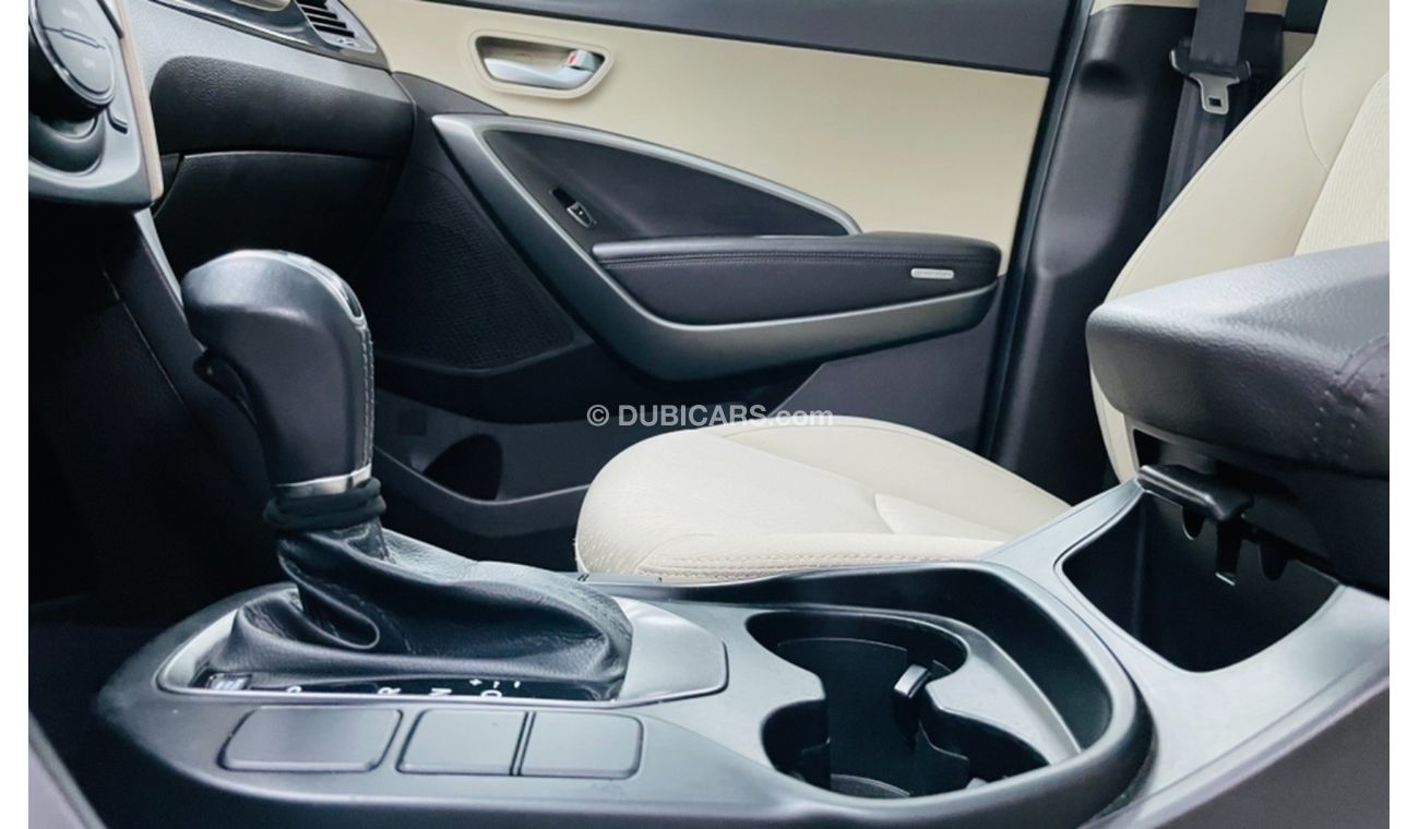 Hyundai Grand Santa Fe Grand Santa Fe .. GCC .. V6 .. 3,3L .. Perfect Condition