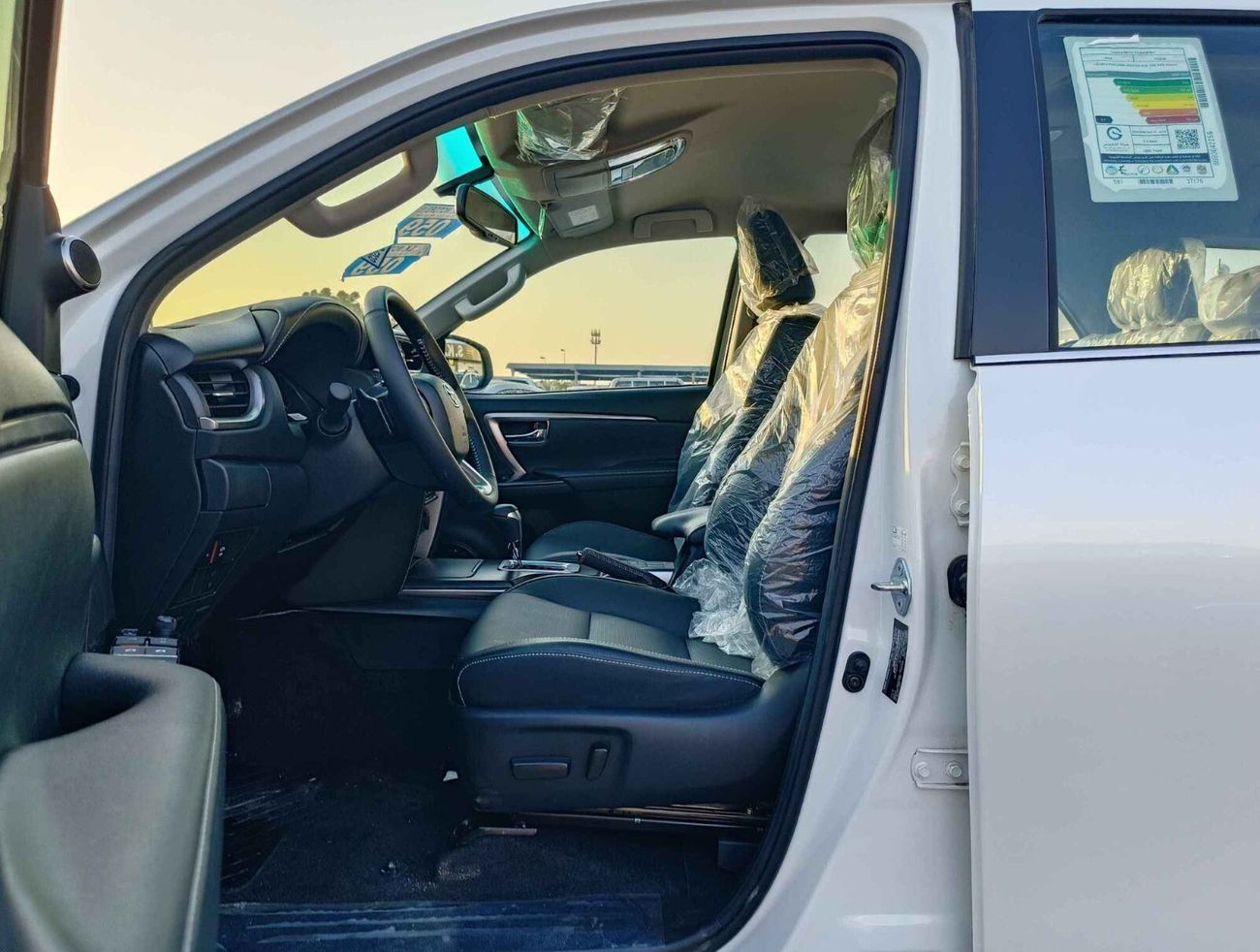 Toyota Fortuner / SR5 4.0L V6 / 2 Electric Seats, Auto AC,Leather Seats, Wireless Charger (CODE#FP40F)