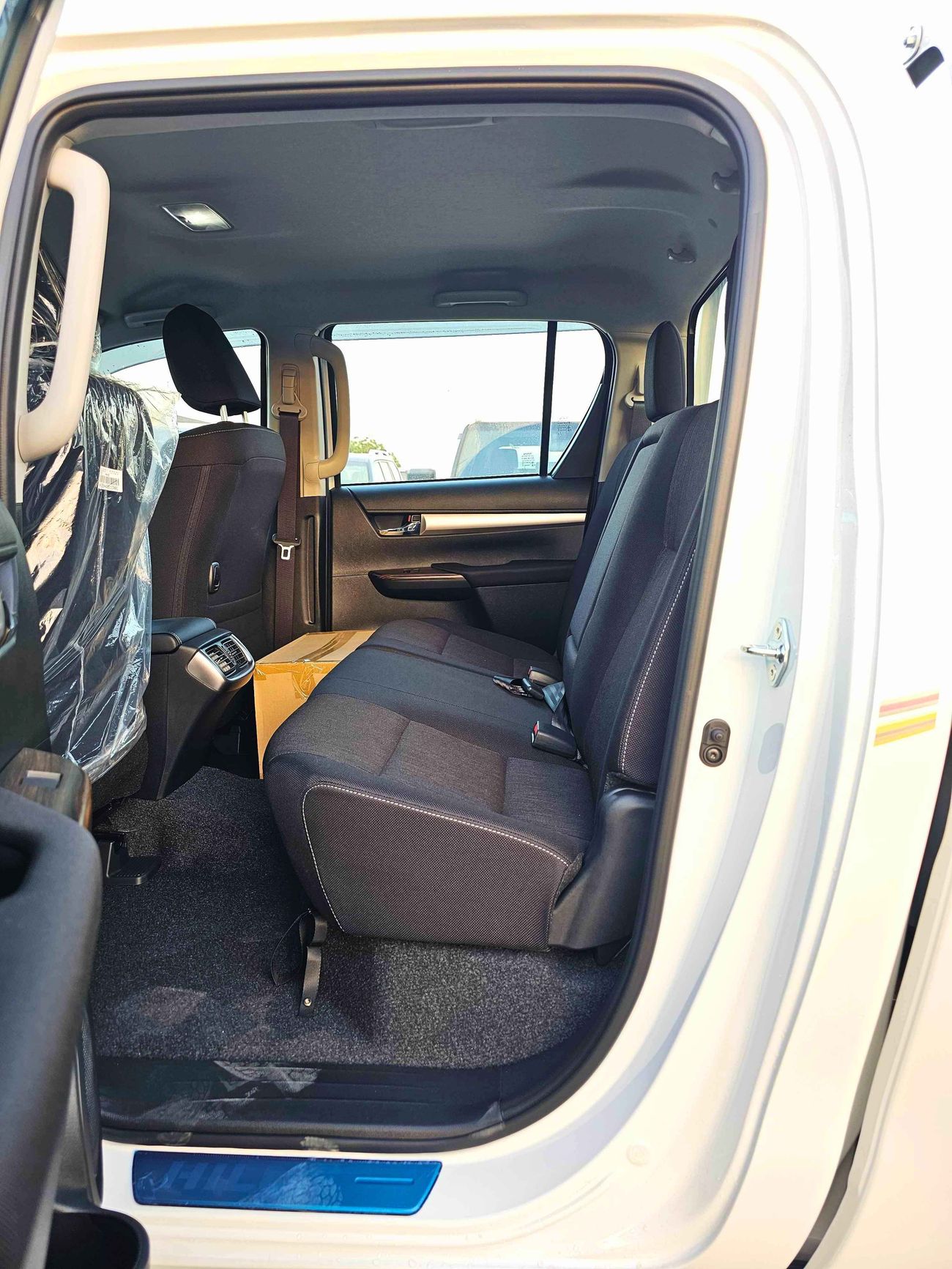 Toyota Hilux SR5 FULL OPTION / A/T / 2.4L V4 DIESEL / DVD + CAMERA / WOOD TRIM (CODE # HDAF)