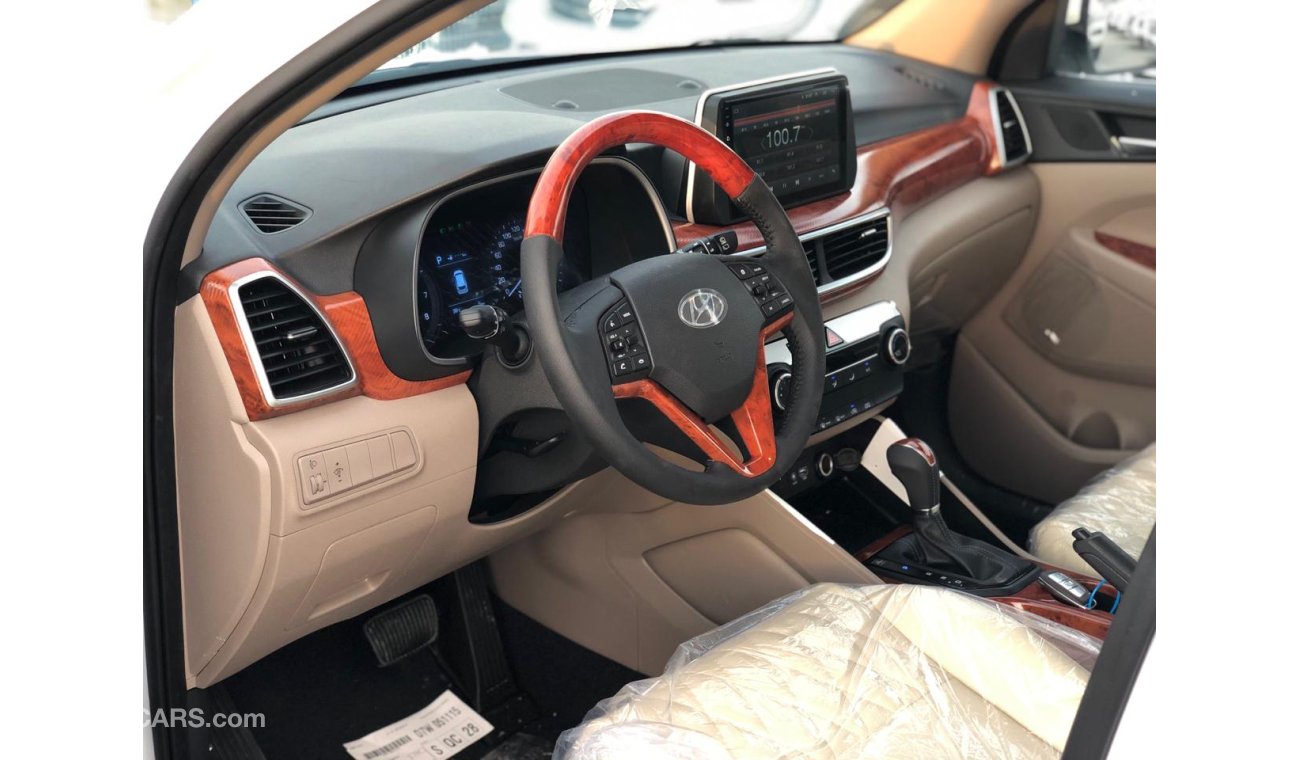 Hyundai Tucson 2.0L, WOOD INTERIOR, SPECIAL LED, DVD+ Rear Camera, 2-Pwr Seats, Alloy Rims 18'', خصيصا للسودان