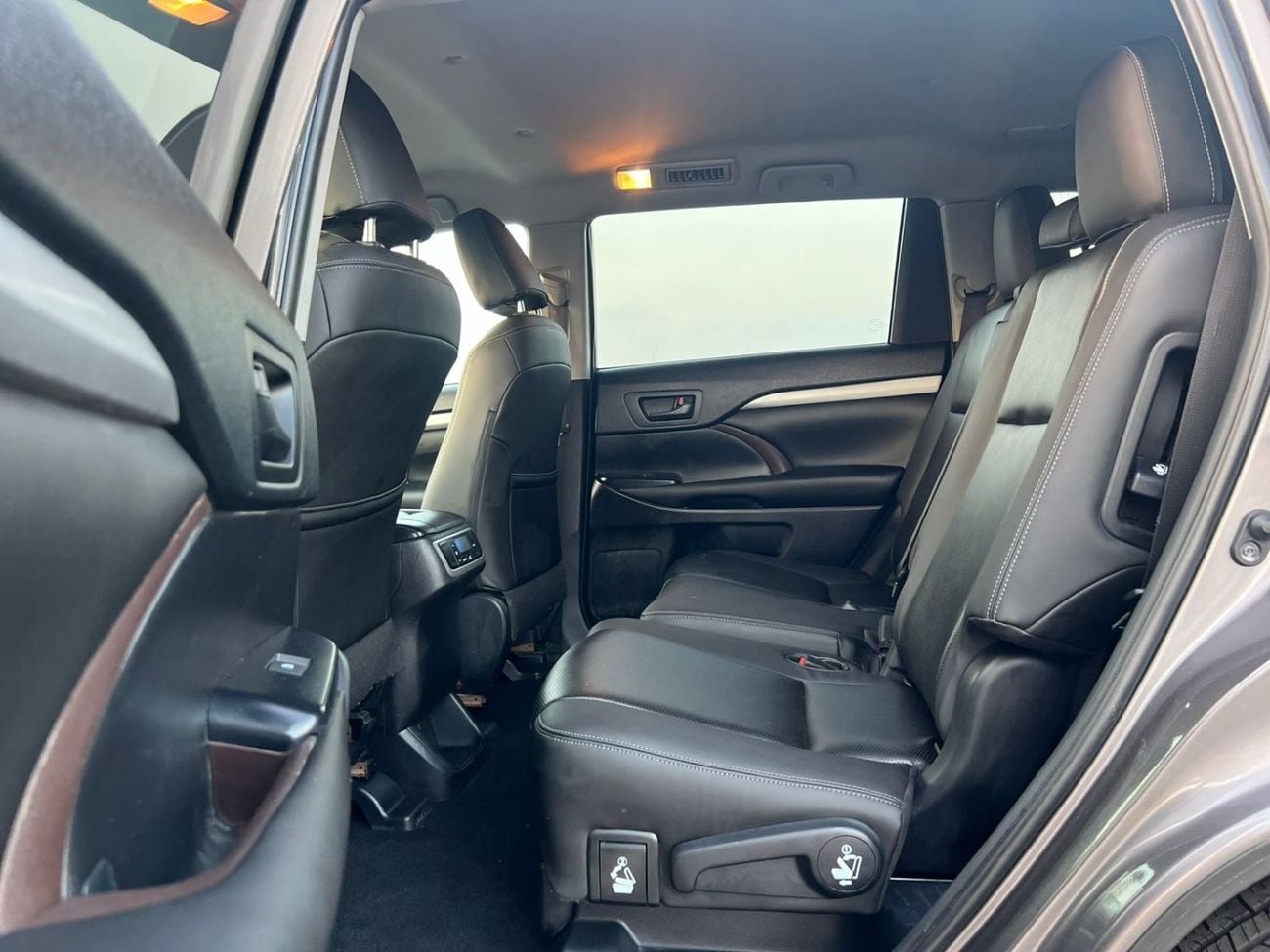 Toyota Highlander LE (NON GCC) 2019 Toyota Highlander 3.5L V6 - AWD 4x4 - Rear Camera - Leather seat 7 -