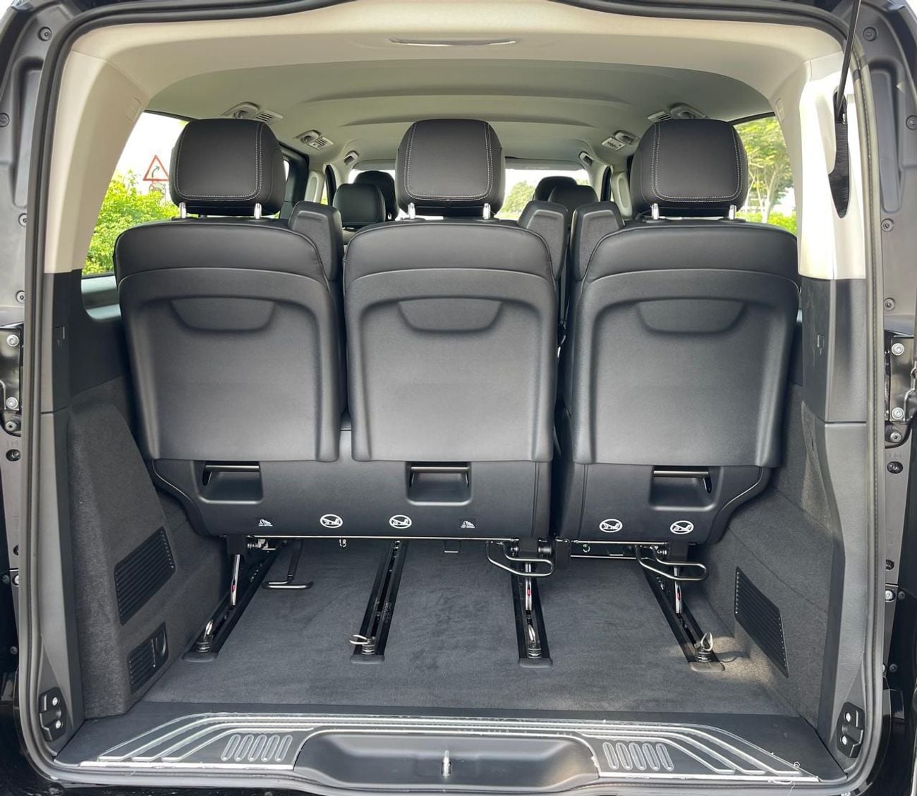 مرسيدس بنز V 300 Avantgarde Under Agency Warranty 2026 GCC