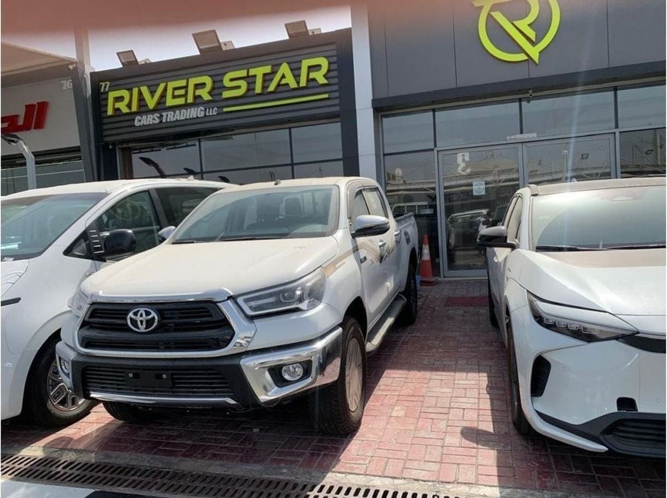 تويوتا هيلوكس TOYOTA HILUX SR5 2.7L V4 WITH PUSH START & REAR CAMERA