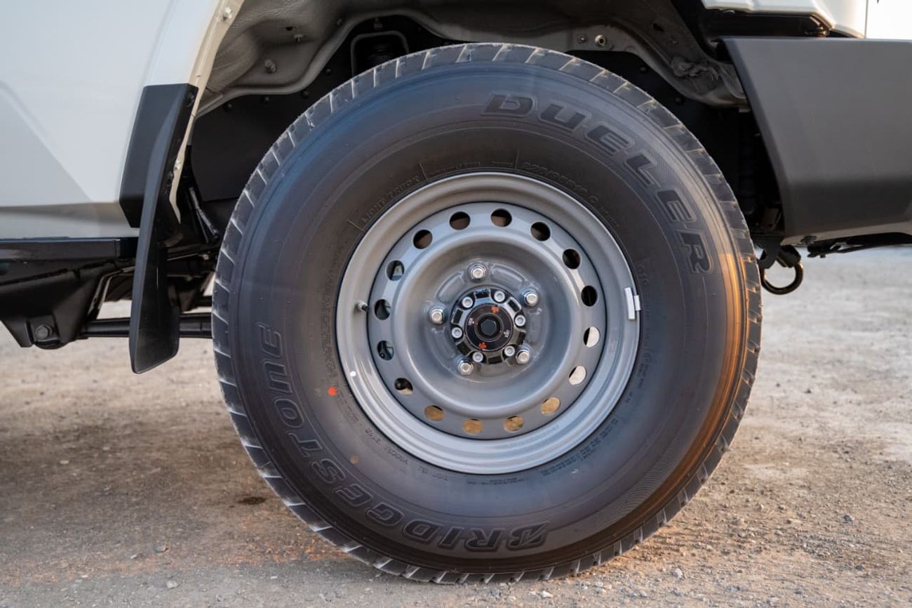 تويوتا لاند كروزر بيك آب 2.8L, 4-cylinder, DOHC, Turbo Diesel . 3 seats . 2 Doors