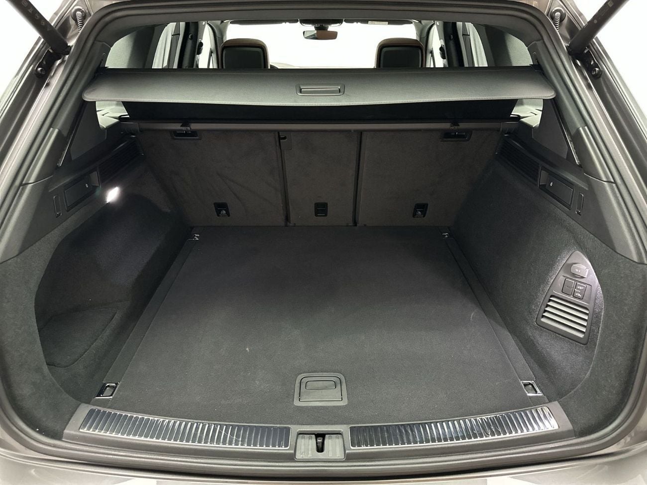 Volkswagen Touareg R-LINE VW Certified | The Ultimate Flagship SUV | Well Maintained