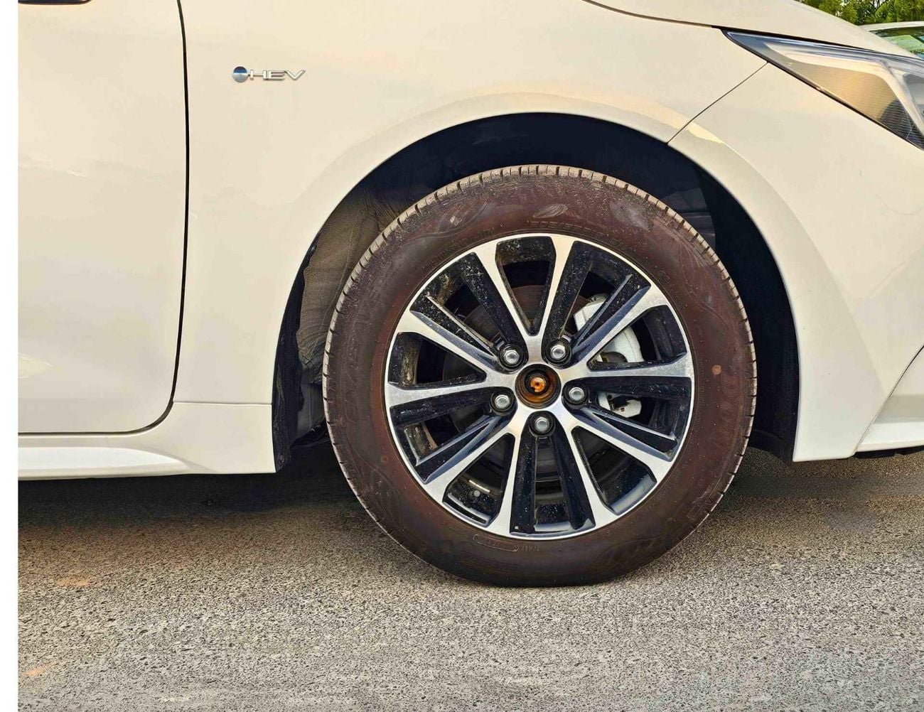 تويوتا ليفين LUXURY HYBRID / 1.8L PETROL A/T / SUNROOF / REAR CAMERA (CODE # LL18HEV)