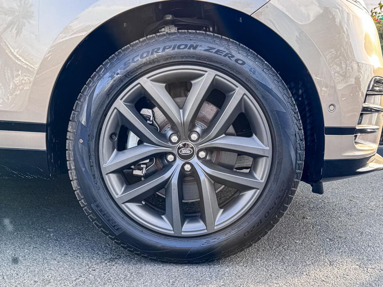 Land Rover Range Rover Velar Land Rover Range Rover Velar 2026 Automatic 0 Km 4 Cylinder All Wheel Drive (AWD) SUV Gold