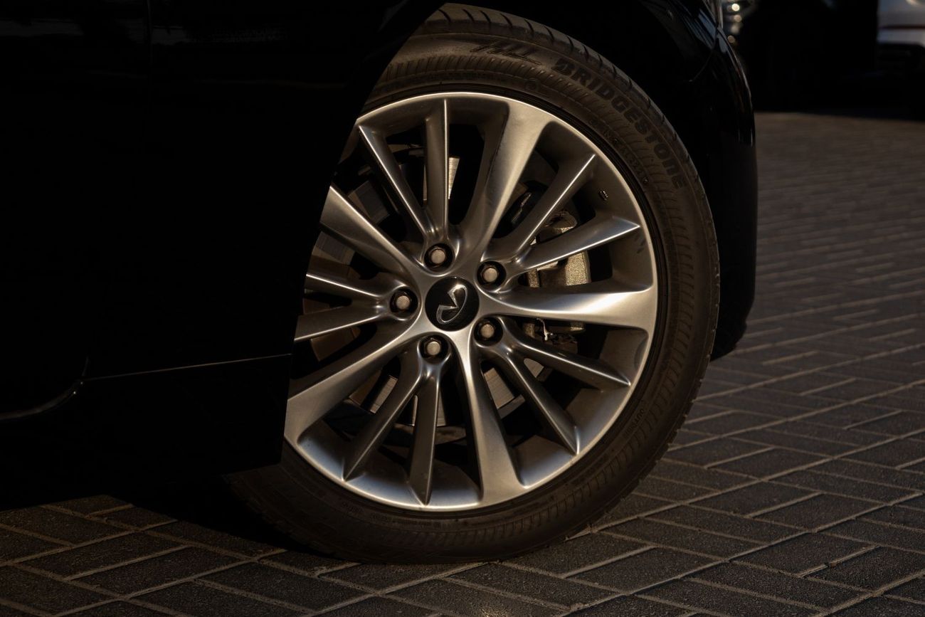 Infiniti Q50 Luxe V37