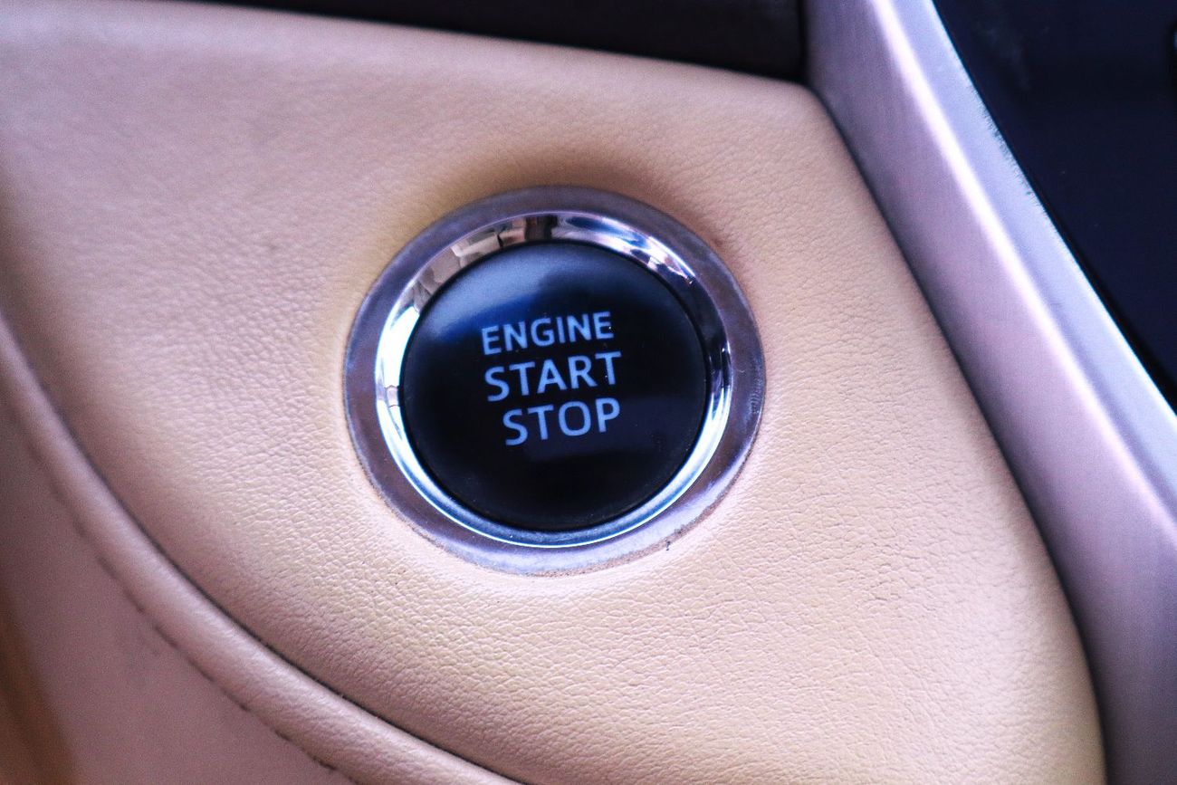 Toyota Land Cruiser VXR 5.7L 4WD