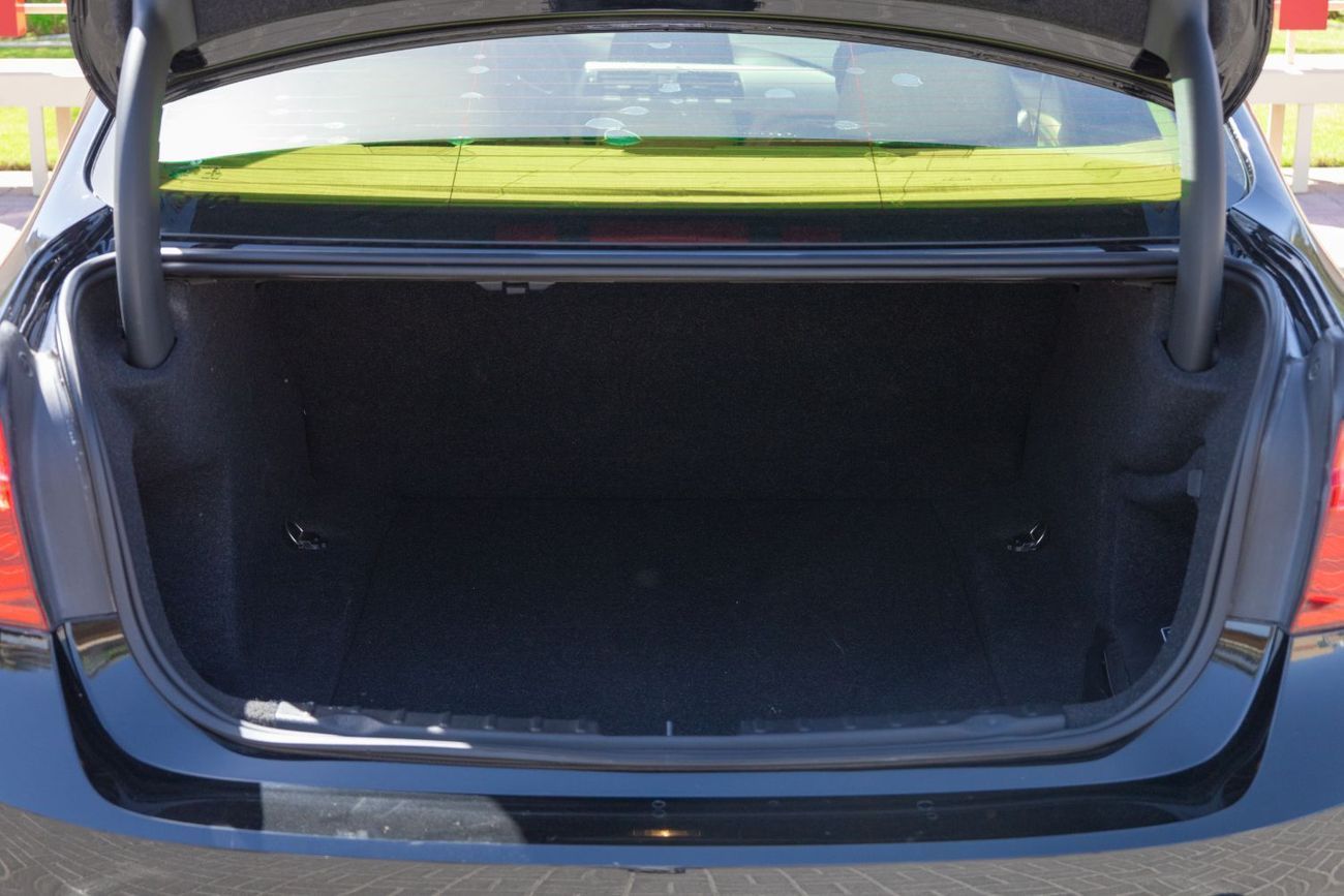 BMW 318i BMW 318i Executive 2018 GCC under Warranty with Flexible Down-Payment.