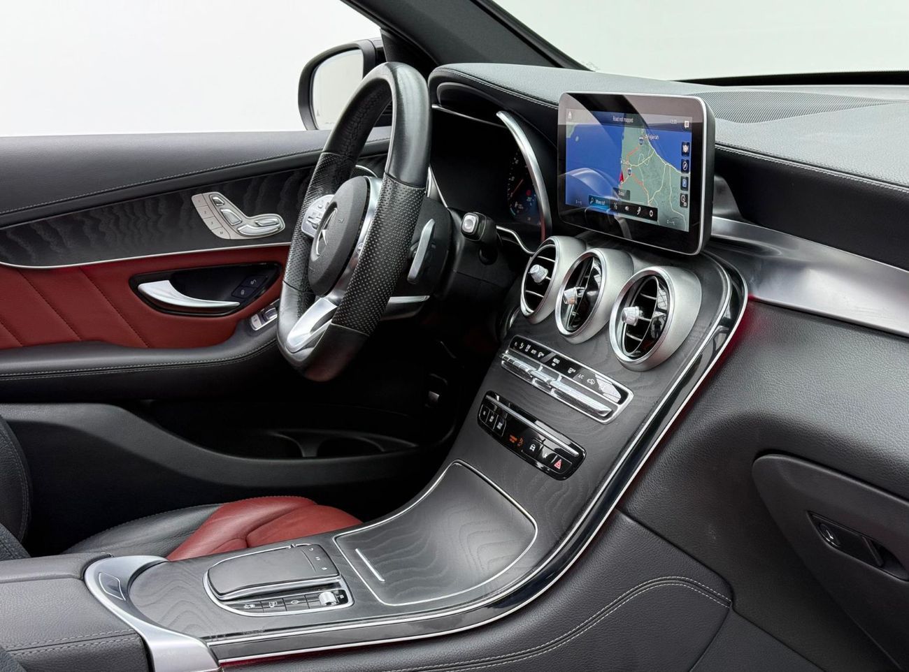 مرسيدس بنز GLC 300 4MATIC 2.0L 2020 Mercedes Benz GLC300 AMG 4MATIC, Warranty, Full Mercedes Service History, GCC