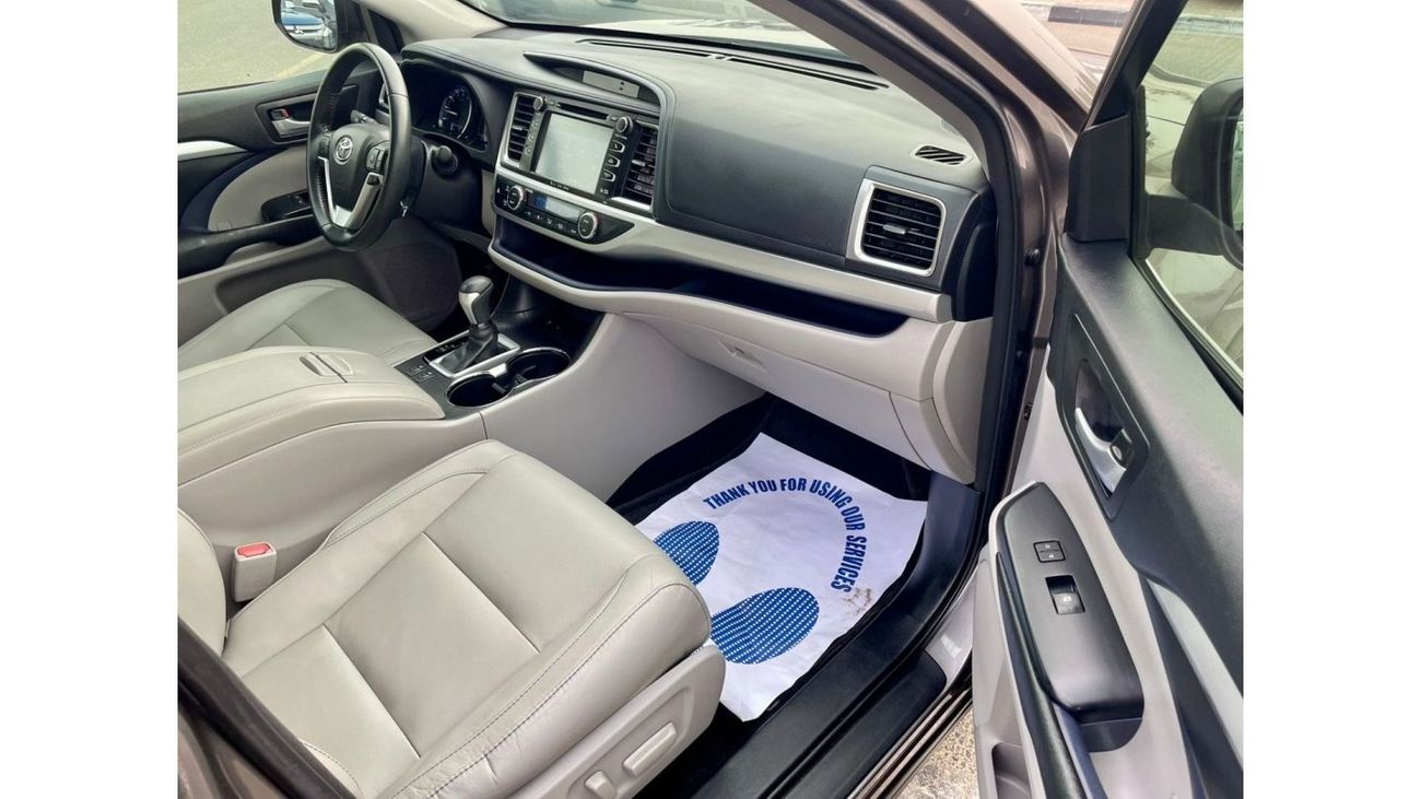 تويوتا هايلاندر 2017 Toyota Highlander XLE 3.5L V6 Full Option - 7 Leather Seats - Trunk Auto - 39,000 Mileage