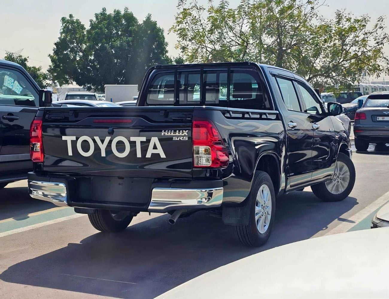 Toyota Hilux SR5 / NARROW BODY DOUBLE CABIN / 2.7L PETROL V4 M/T / REAL CAMERA WITH CHROME BUMPERS (CODE#HP2MF)