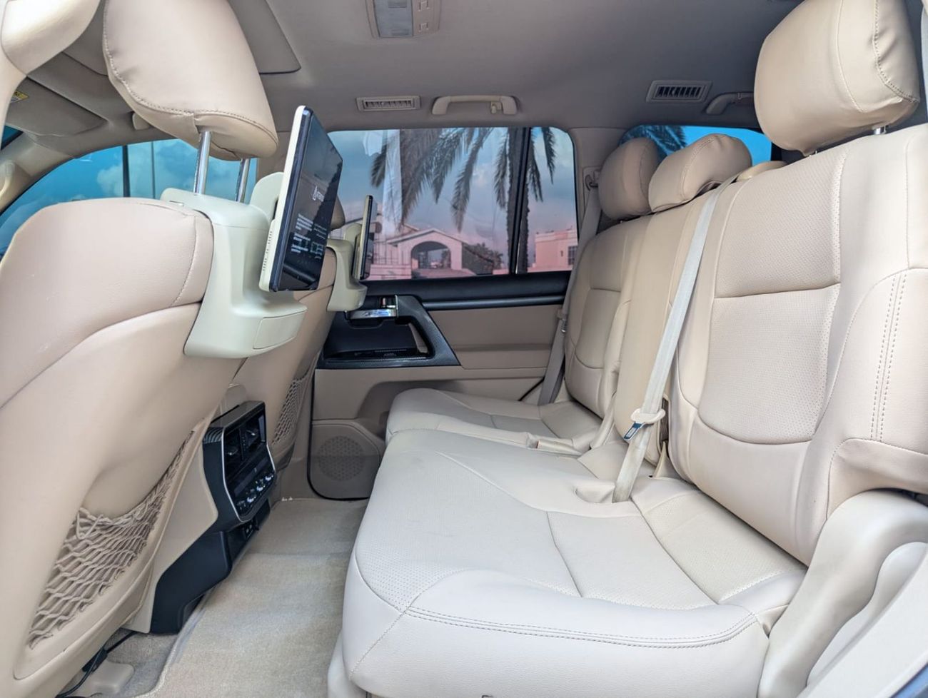 Toyota Land Cruiser Toyota LC200 white LHD