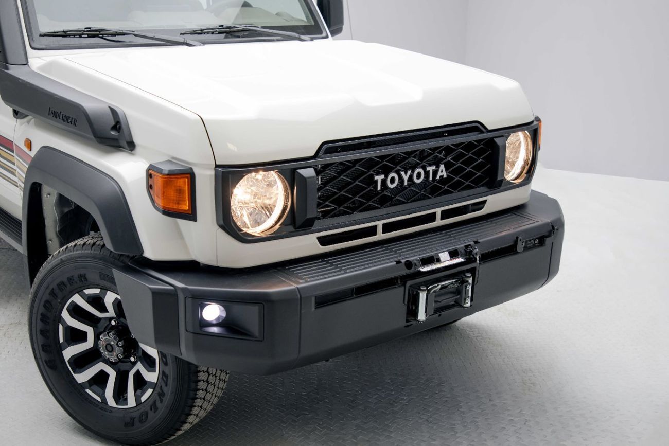 تويوتا لاند كروزر LC76 Hardtop 2.8L - White Inside Saddle Tan | Export Only