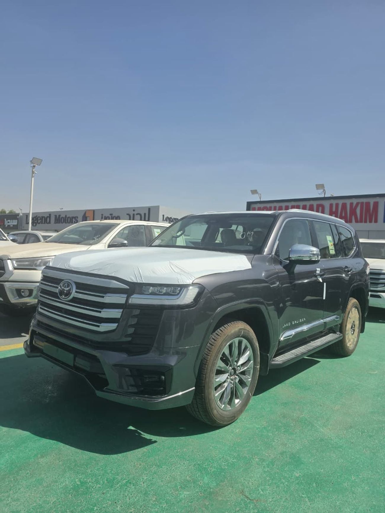 تويوتا لاند كروزر Toyota Land Cruiser LC300 VXR 4.0L 2026 – فل أوبشن | 4.0 لتر V6 | رمادي خارجي | داخلية بيج