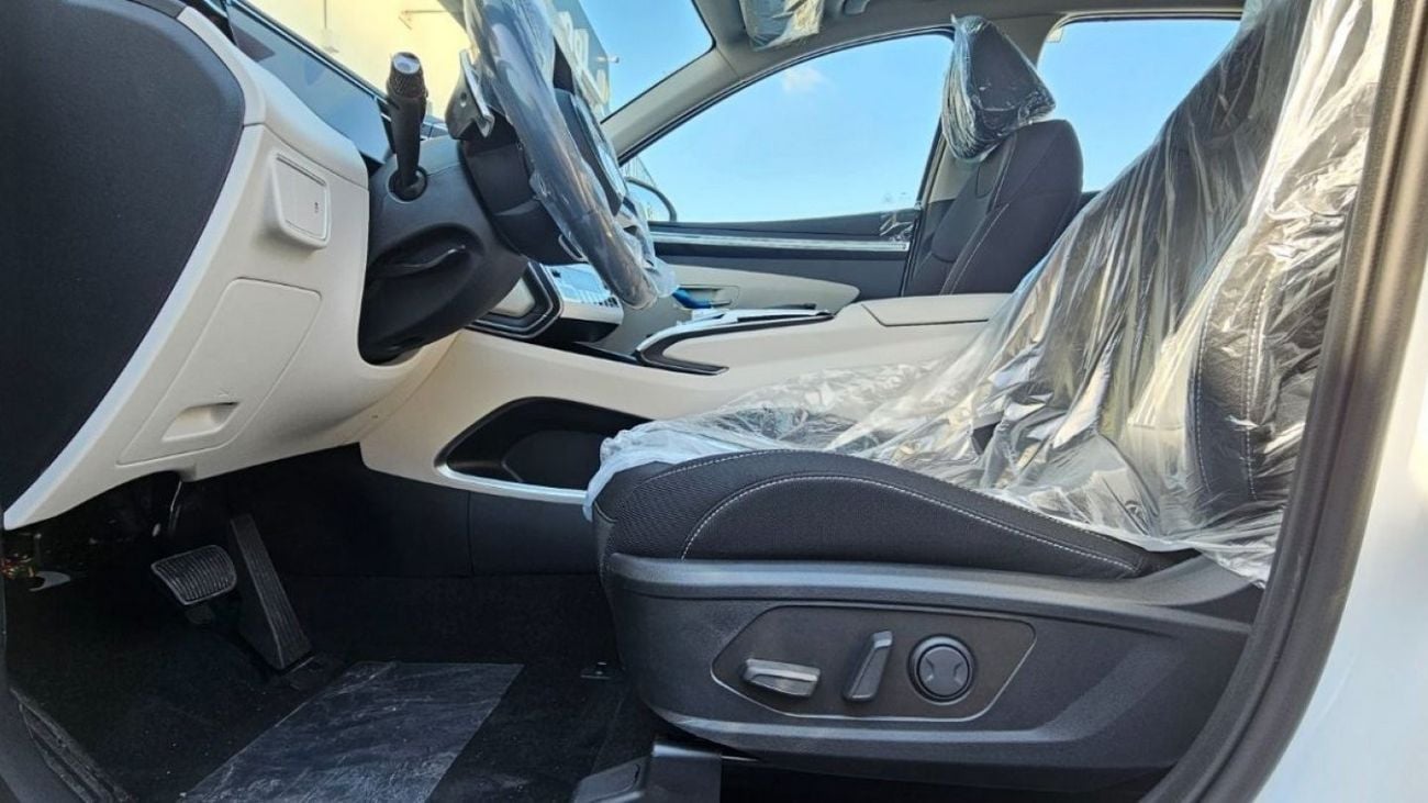 Hyundai Tucson Hyundai Tuscon 1600cc PETROL MO 4X2 WITH PANORAMIC SUNROOF (EXPORT ONLY)