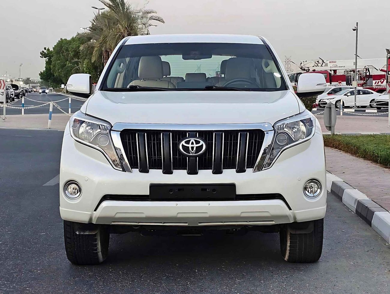 تويوتا برادو GXR V4 2.7L/ 4WD GCC/  LEATHER SEATS/ DVD CAMERA/  TYRE DOWN/  LOW MILEAGE/ LOT#64297