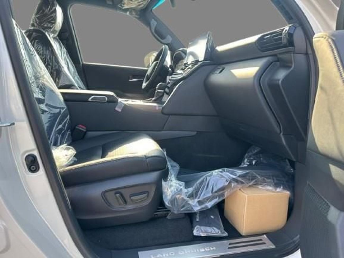 Toyota Land Cruiser VX 3.5L FULL WITH RADAR AND JBL