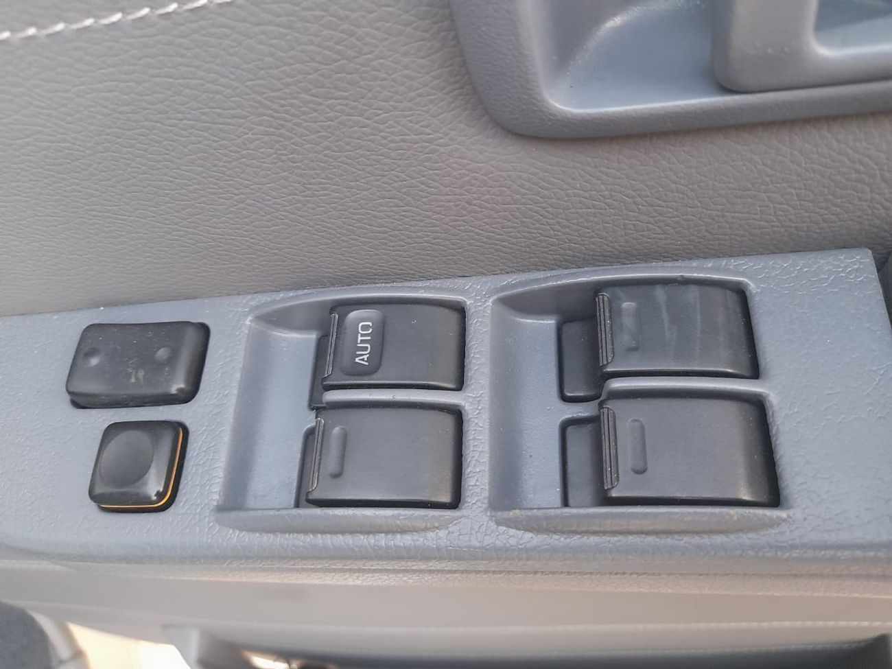 تويوتا لاند كروزر بيك آب MANUAL V8 RHD