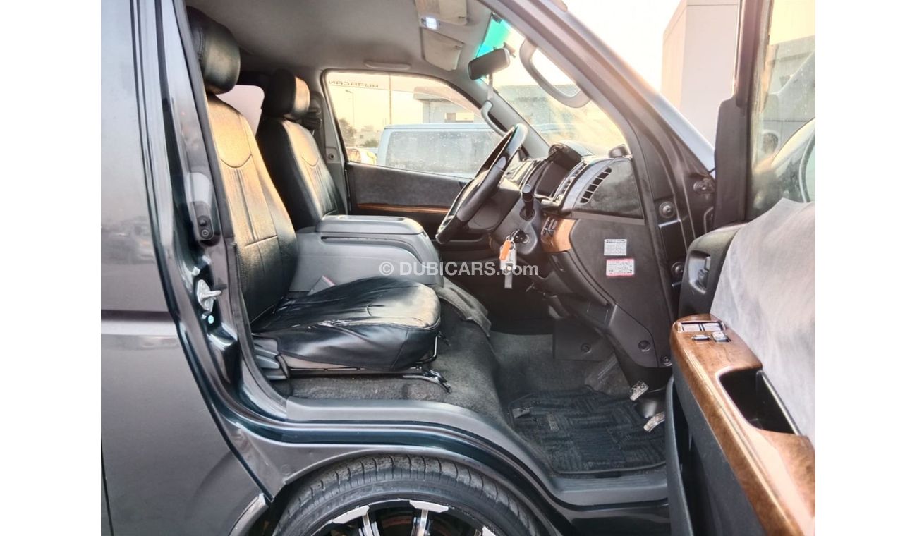 Toyota Hiace TOYOTA HIACE VAN RIGHT HAND DRIVE (PM1617)