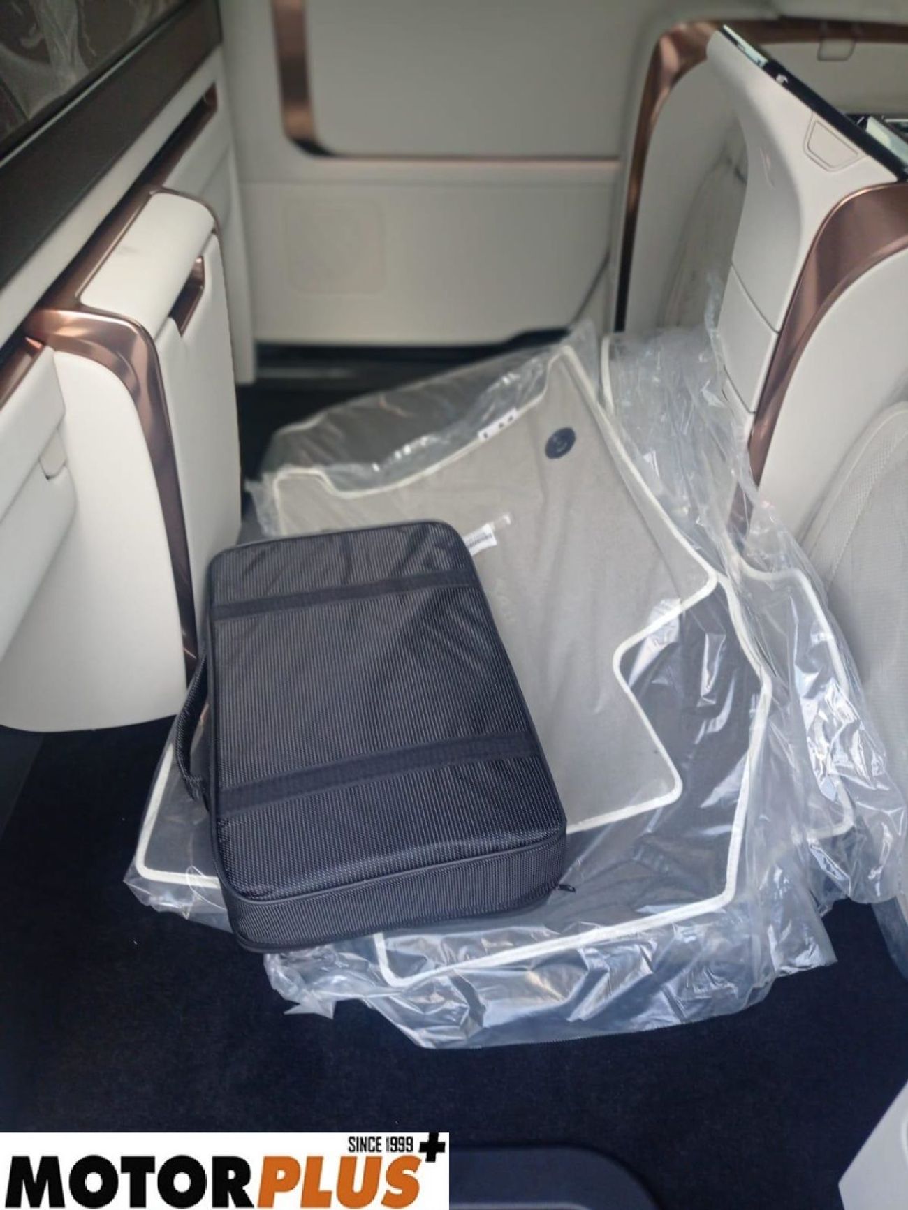 لكزس LM 350h Hybrid 4 Seater 2025 - Ready Stock!