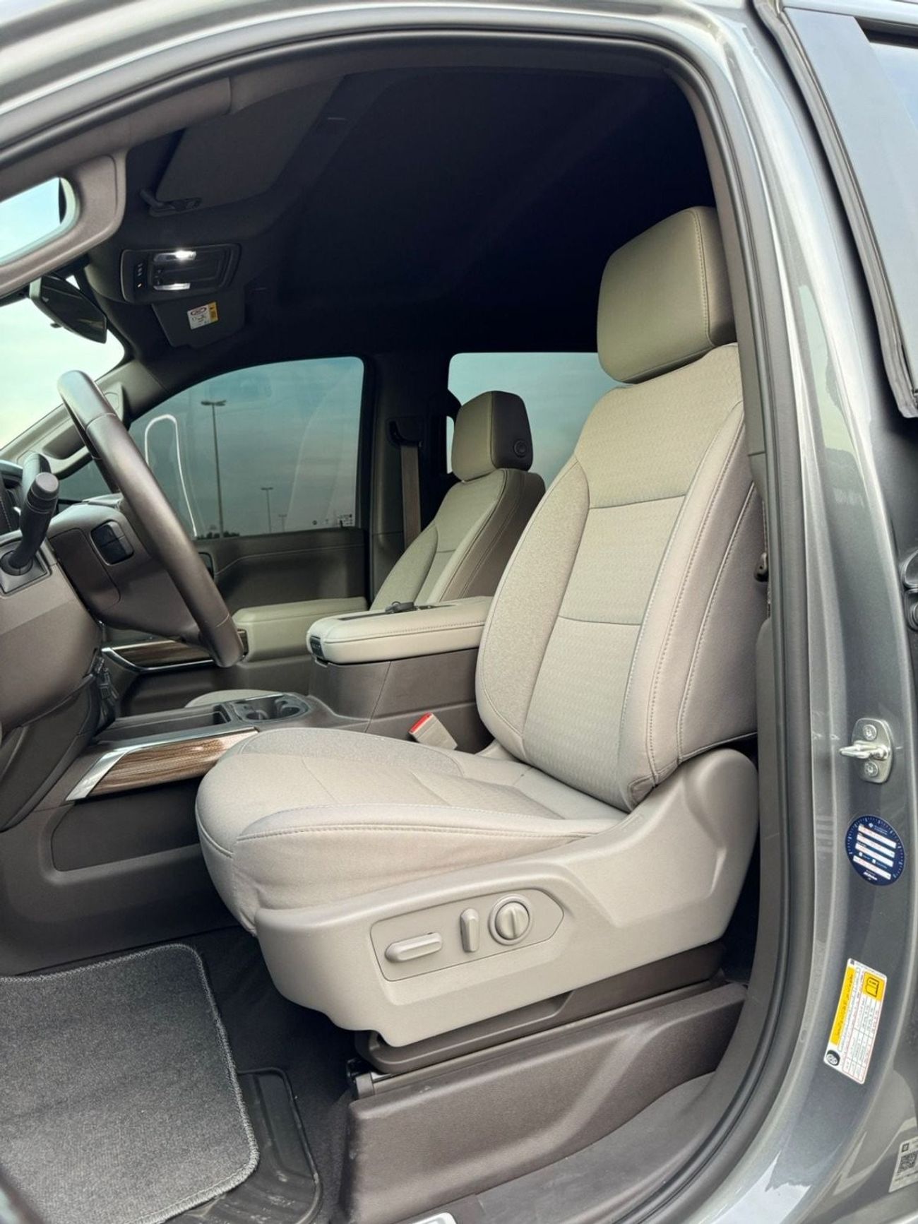 Chevrolet Silverado CHEVROLET SILVERADO 2021 LT GCC UNDER WARRANTY 4 door