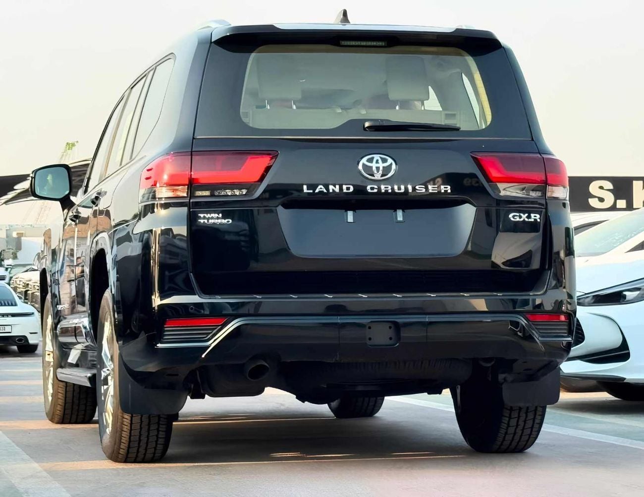تويوتا لاند كروزر GXR TWIN TURBO || 3.5L V6 PETROL | RADAR | SUNROOF | JBL SPEAKERS | COOL BOX (CODE # GXRPR)