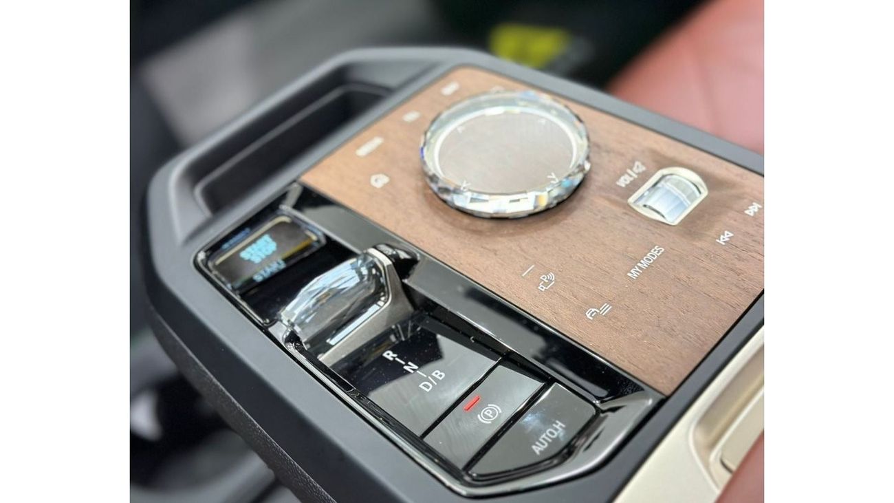 بي أم دبليو iX 2022 BMW iX xDrive40i Masterclass, Sep 2027 BMW Warranty, Sep 2028 BMW Service Pack, Low Kms, GCC