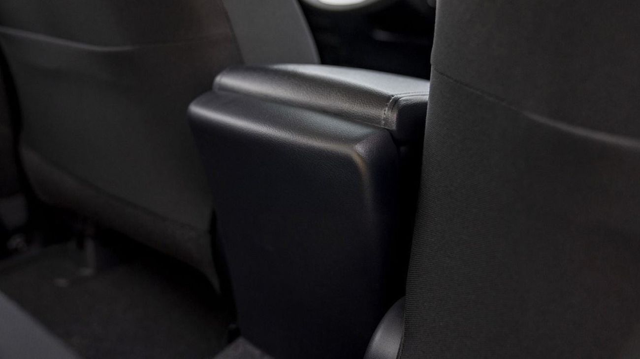 تويوتا هيلوكس (LHD) TOYOTA HILUX DC COMFORT PLUS 2.4D MT 4X4 MY2024 - WHITE