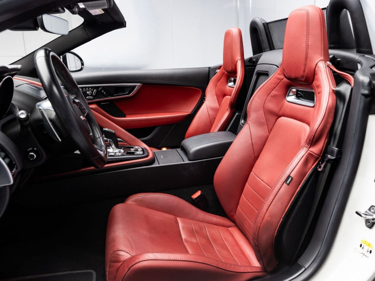 Jaguar F-TYPE R- DYNAMIC BUY NOW, PAY 2027 | THE BLACKLINE STANDARD | 12 Months Blackline Warranty, GCC, Low KMs