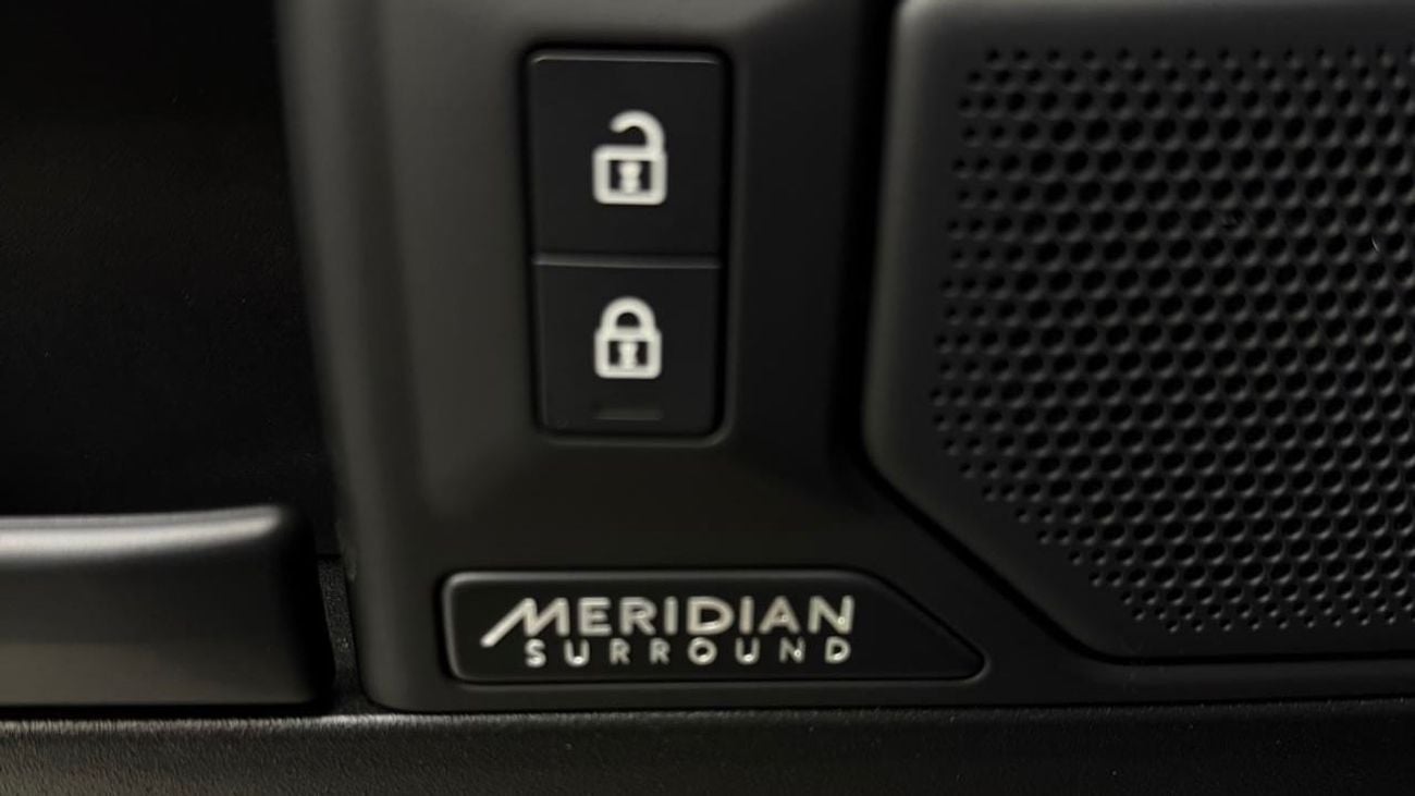 لاند روفر ديفندر 110 P635 OCTA V8