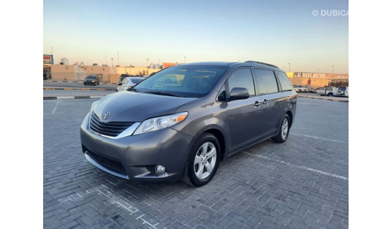 Toyota Sienna LE