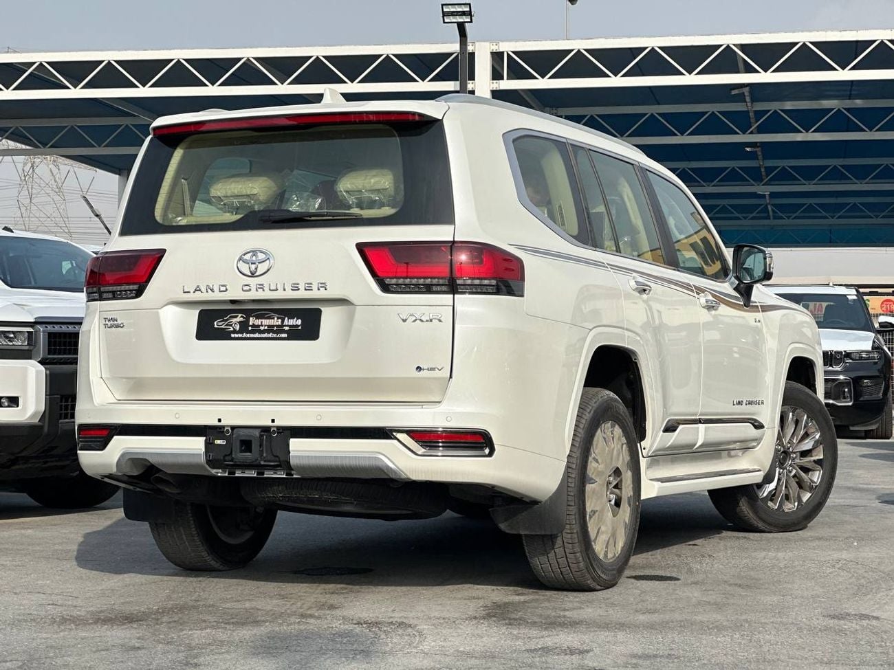 Toyota Land Cruiser VXR 3.5L HEV A/T // Full Option with Radar , 360 Camera , Memory & Heating & Cooling Seats // Special Of