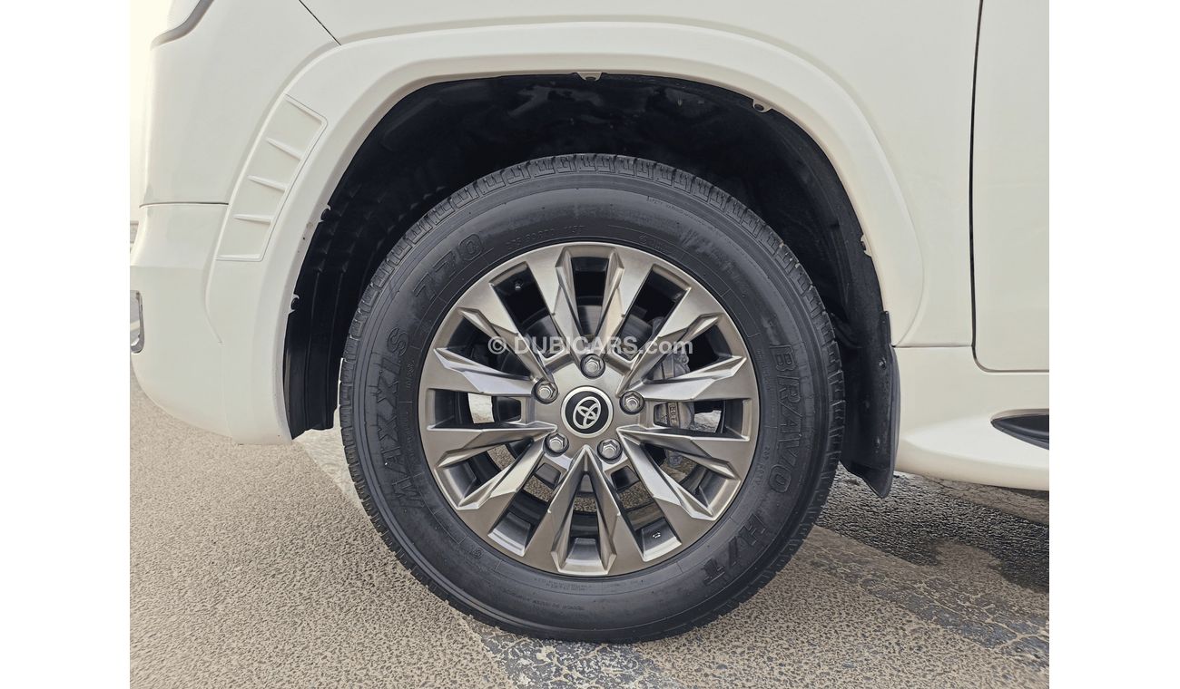 Toyota Land Cruiser VXR / 5.7L /  1 YEAR WARANTY / REGISTERATION / INSURANCE FREE (LOT # 35734)