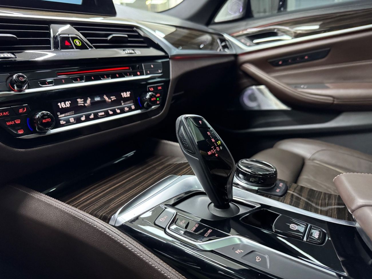 بي أم دبليو 530i Luxury M Sport Package 2.0L