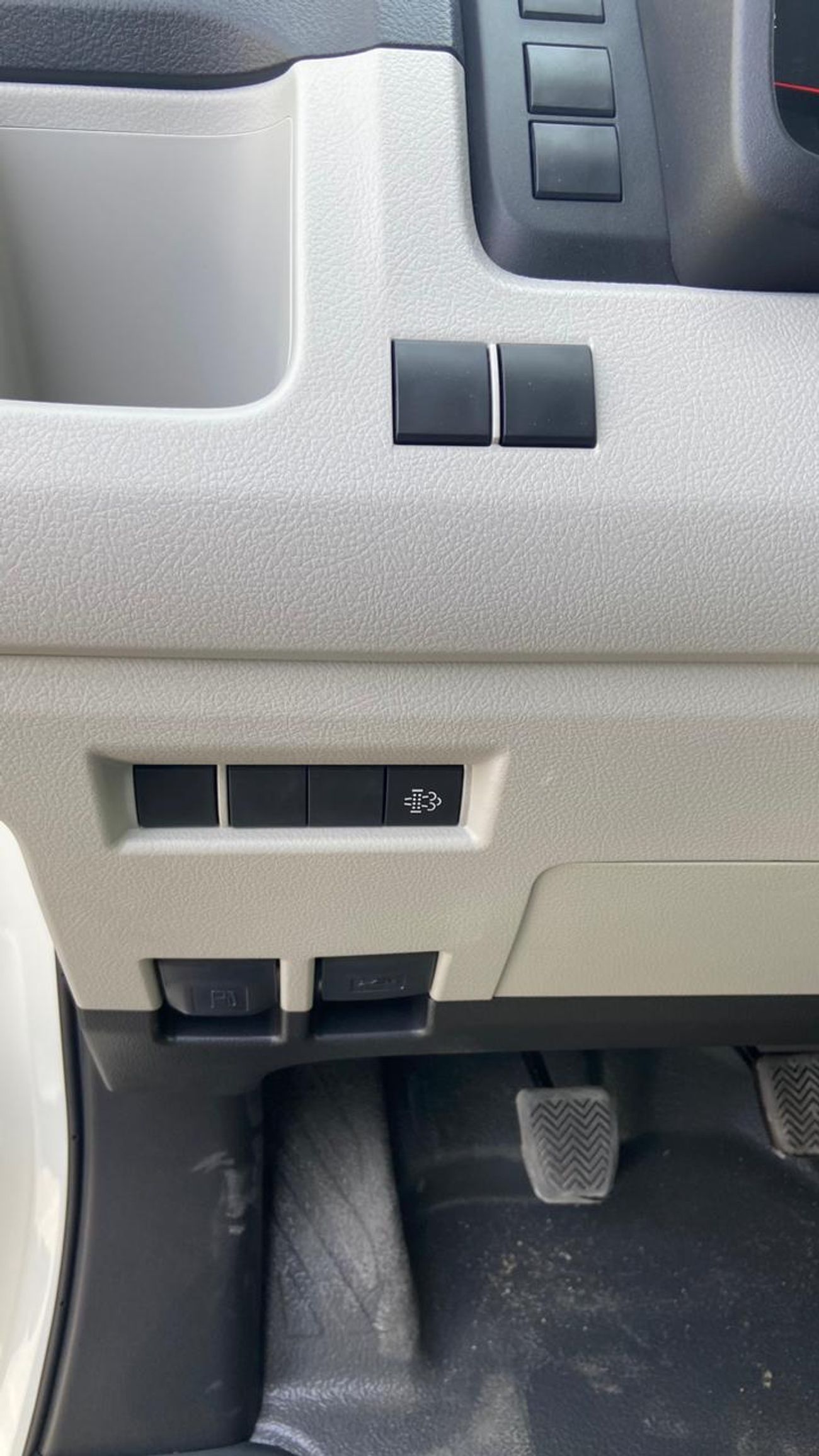 Toyota Hiace TOYOTA HIACE 2.8 DIESEL DX MANUAL TRANSMISSION