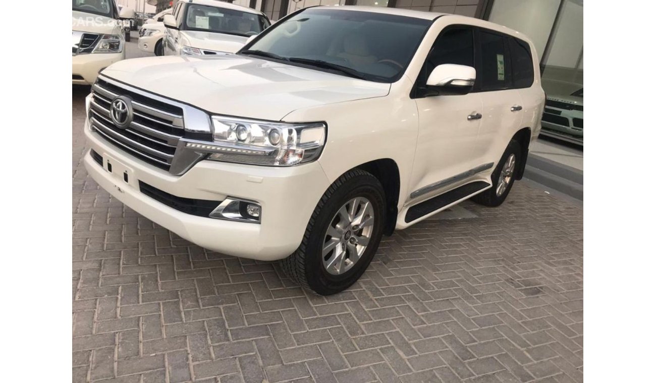 Toyota Land Cruiser تويوتا لاند كروزر ستيشن GXR .V8 2017