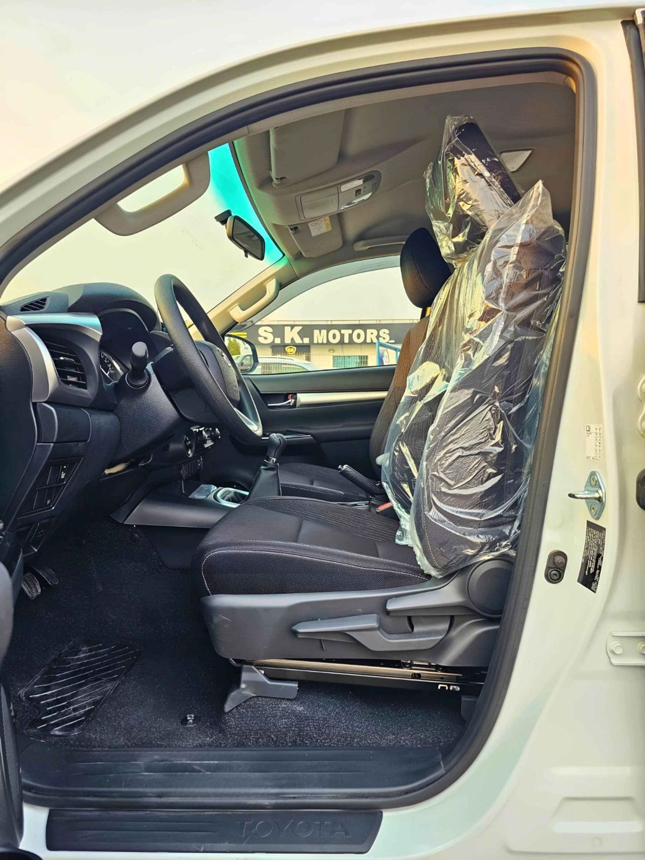 Toyota Hilux SR5 WIDE BODY/2.7L PETROL M/T/CHROME HANDLE,SIDE MIRRORS AND BUMPERS/ (CODE#HSR5PMDF)