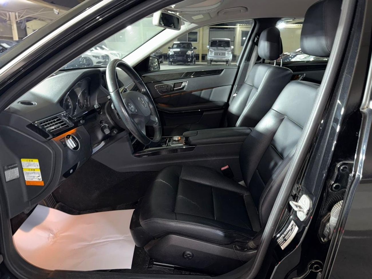 مرسيدس بنز E 350 3.5L | FULL SERVICE HISTORY| BLACK LEATHER SEATS | PUSH START