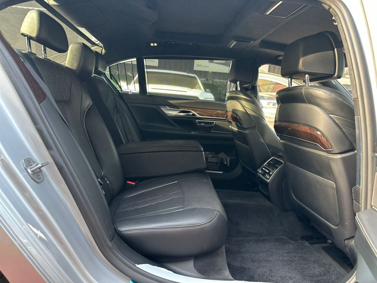 بي أم دبليو 740Li 3.0 لتر TwinPower Turbo - عدد 6 سلندر ناقل الحركة: أوتوماتيك من 8 سرعات (Steptronic)