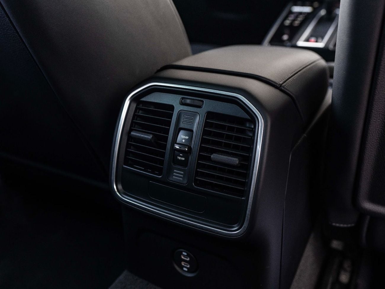 بورش ماكان Base