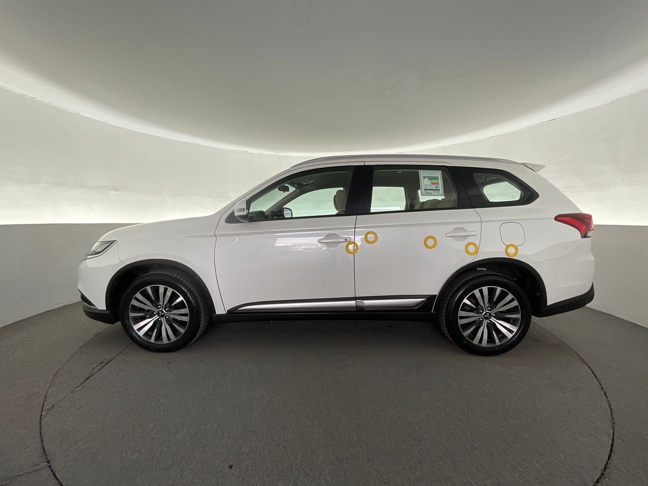 ميتسوبيشي آوتلاندر 2.5 GLX AUTO 4WD 7SEAT ML FABRIC SEATS | شامل الضمان | 0 ﺪﻔﻋﺓ ﺃﻮﻟﻯ
