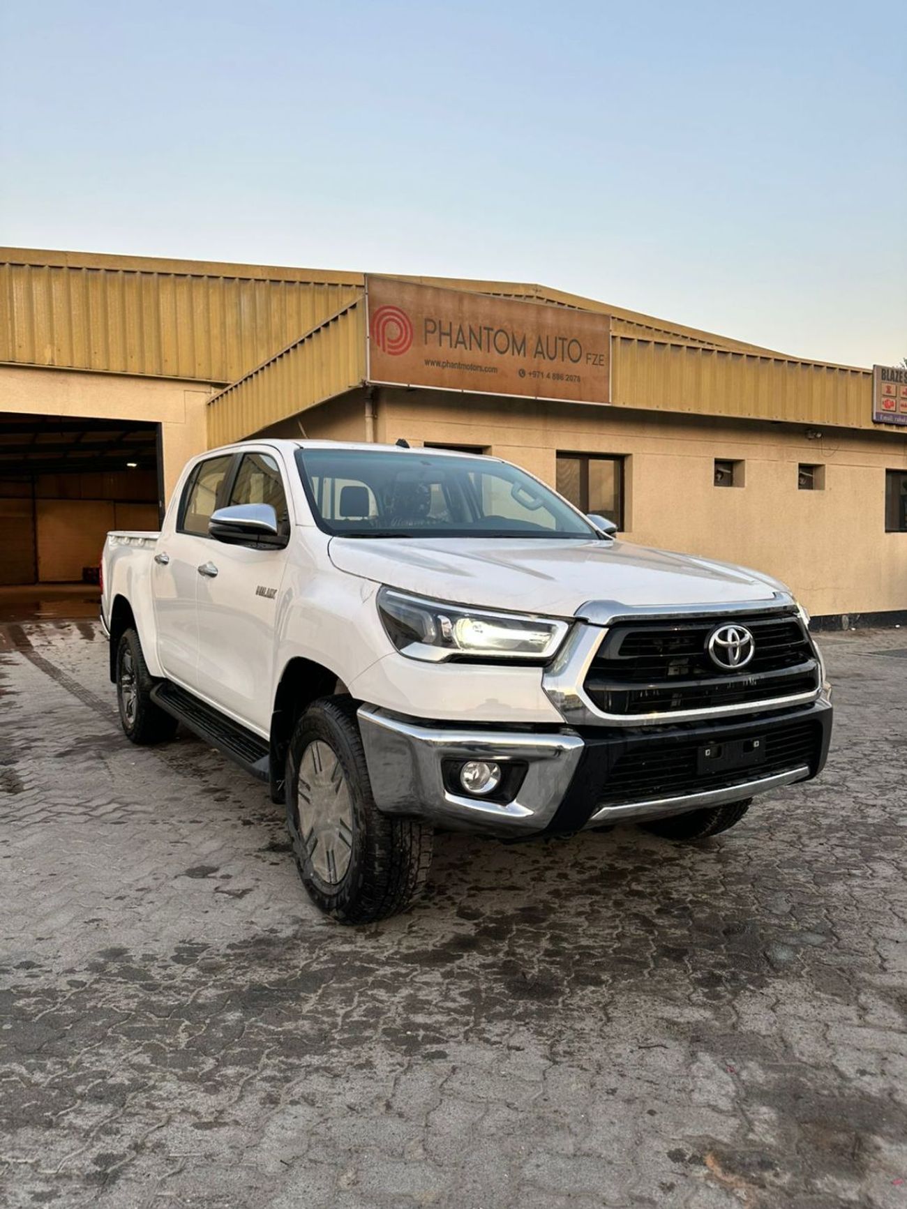 تويوتا هيلوكس SR5 2.7L Petrol Manual Transmutation Double Cap 4x4