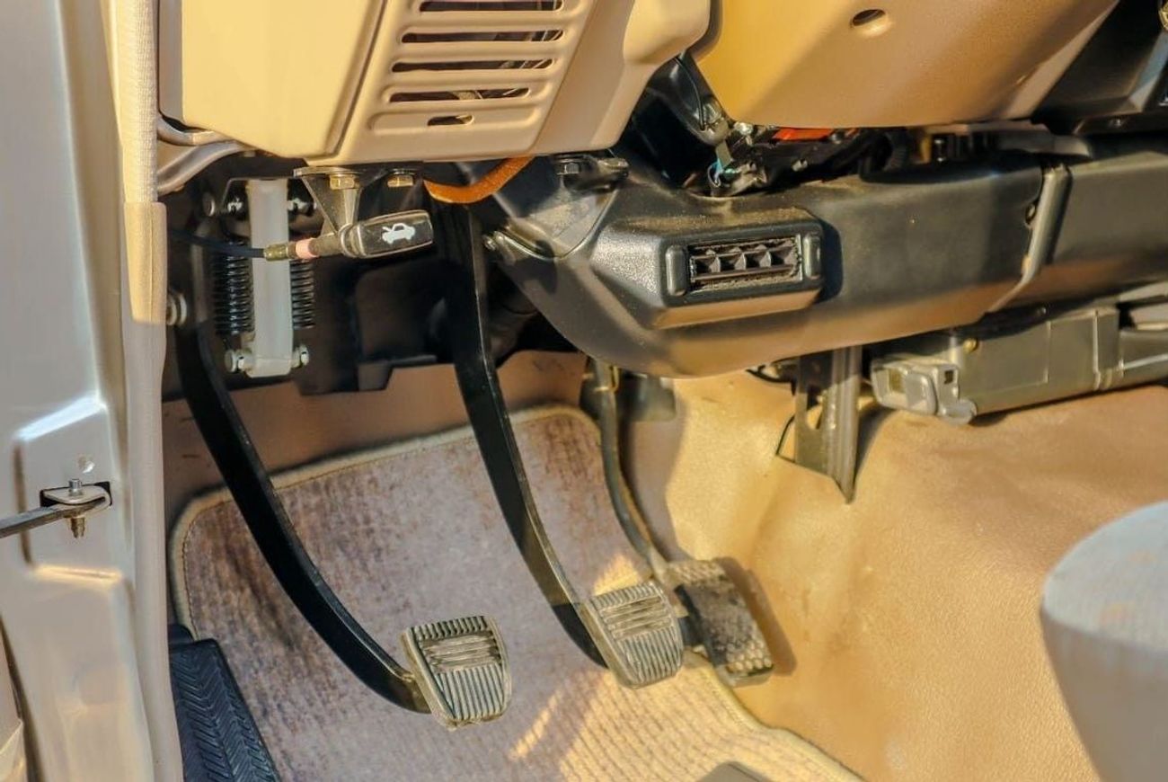 Toyota Land Cruiser Pick Up SC 4.0L toyota land cruiser single cab 2006 model